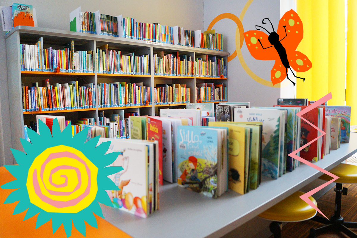 Uśmiechnięty mały chłopiec biegnie w stronę aparatu w jasnej, kolorowej sali przedszkolnej. W tle bawią się inne dzieci.